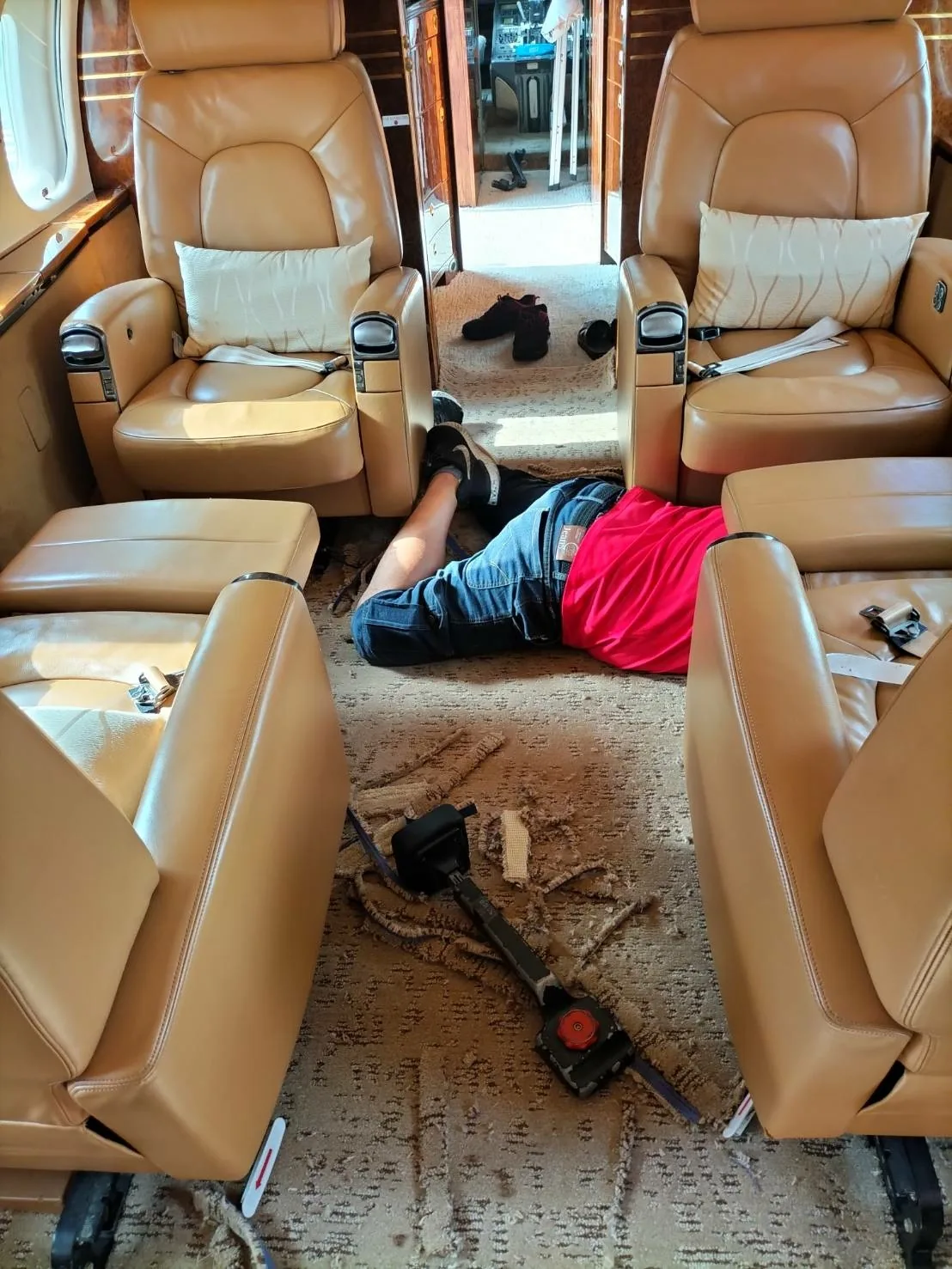 私人飛機.艙內地毯更換